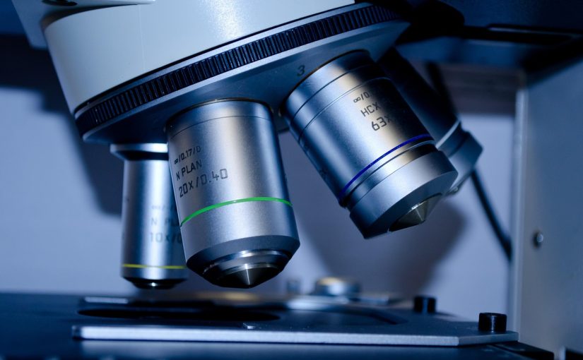 Obiektywy mikroskopu laboratoryjnego używanego do analizy próbek moczu