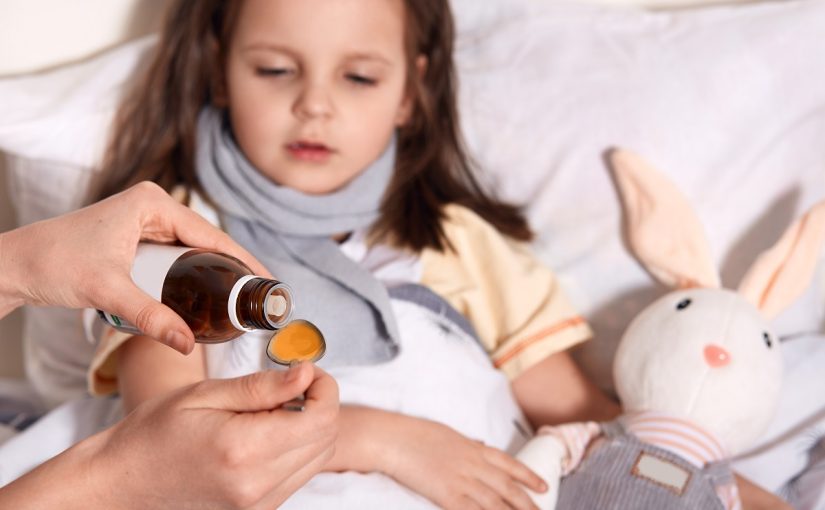 mama podaje dziecku syrop na kaszel