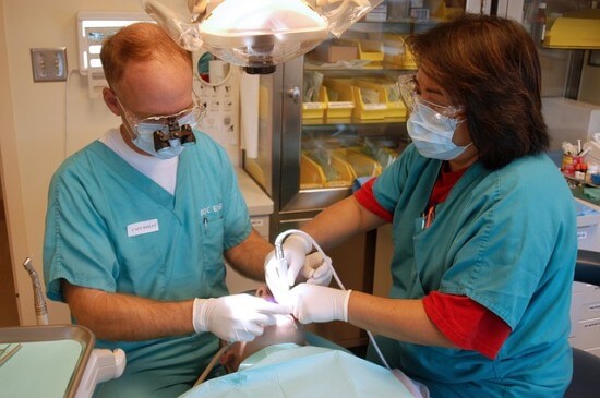 Stomatolodzy podczas zabiegu dentystycznego